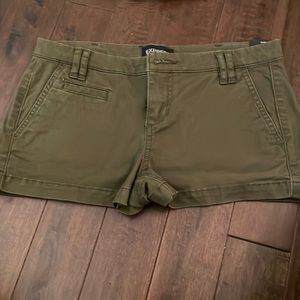 NEW! Women’s Express low rise khaki short. Sized 00.